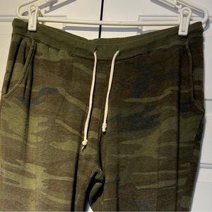 Super soft camo colored men’s joggers medium large